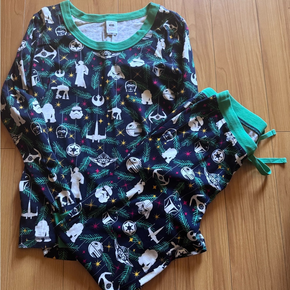 Star Wars Black and Green Pajama Set with Cosmic Print EUC!
100% ORGANIC COTTON!